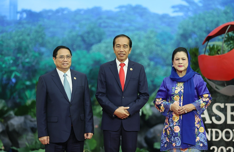 Tổng thống Indonesia Joko Widodo và Phu nhân đón Thủ tướng Phạm Minh Chính. (Ảnh: Dương Giang/TTXVN)