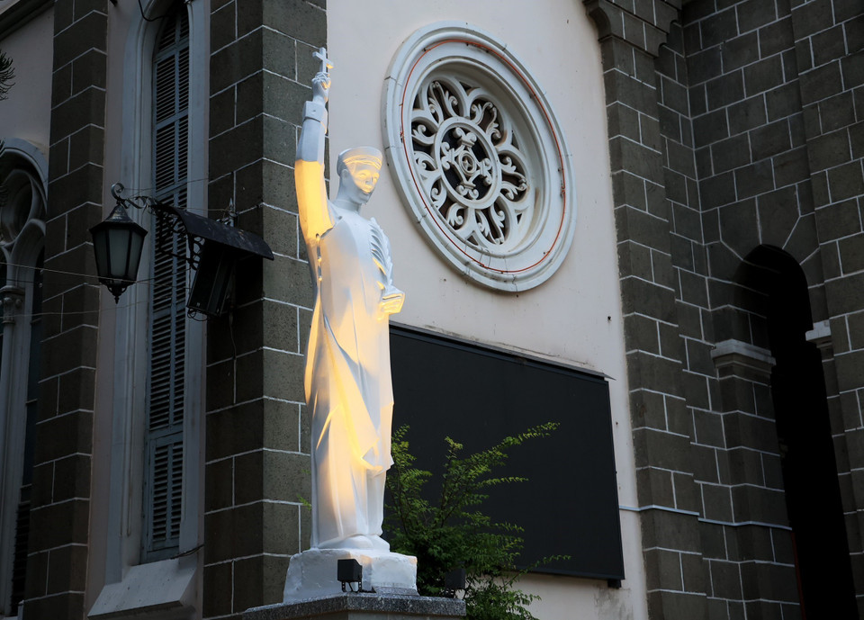 Tượng đài Thánh tử đạo Việt Nam - Mátthêu Lê Văn Gẫm, đặt trước Nhà thờ Huyện Sỹ. (Ảnh: Hồng Đạt/TTXVN)