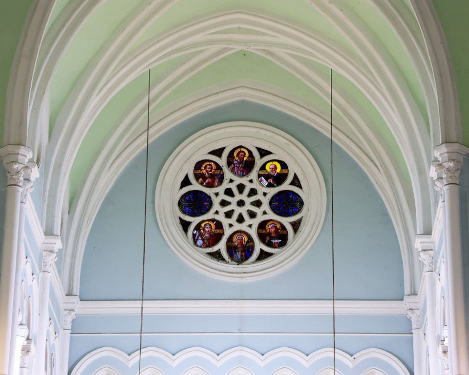Hình ảnh các Thánh trên các lớp kính màu ở chính diện giáo đường trong kiến trúc vòm chịu lực dạng cung nhọn, theo phong cách kiến trúc Gothic. (Ảnh: Hồng Đạt/TTXVN)
