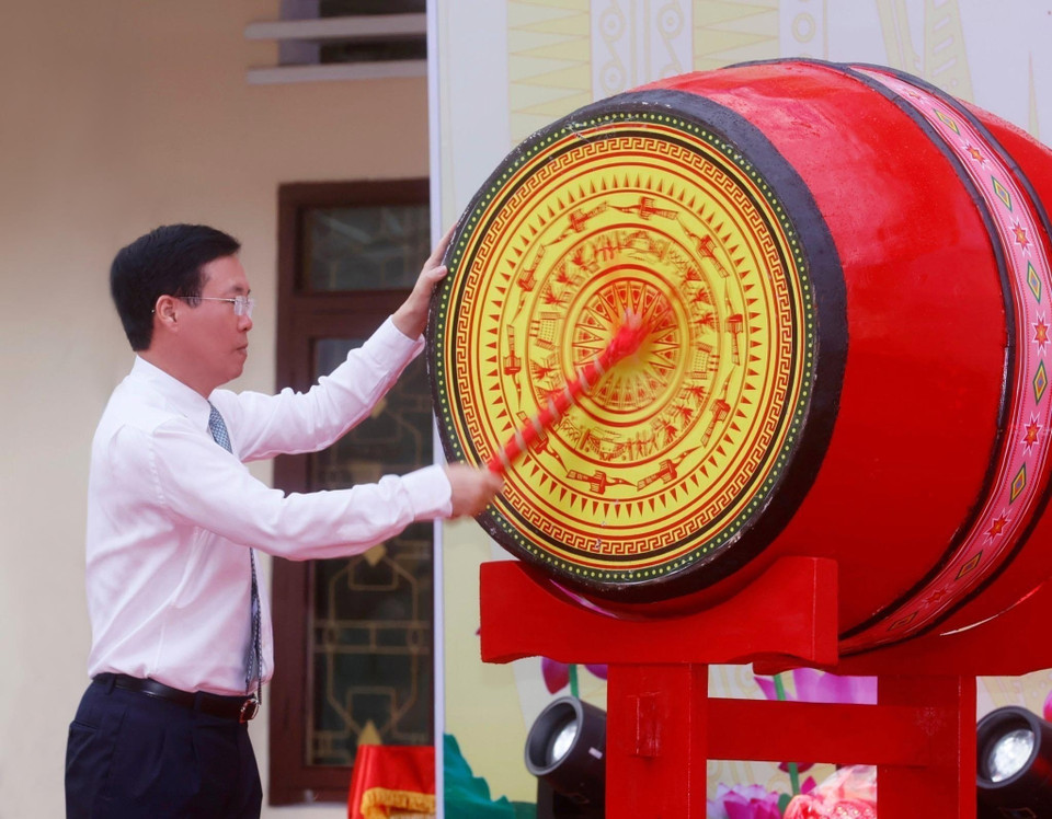 Chủ tịch nước Võ Văn Thưởng đánh trống Khai giảng Năm học 2023-2024 của Trường Phổ thông Dân tộc Nội trú tỉnh Gia Lai. (Ảnh: Thống Nhất/TTXVN)