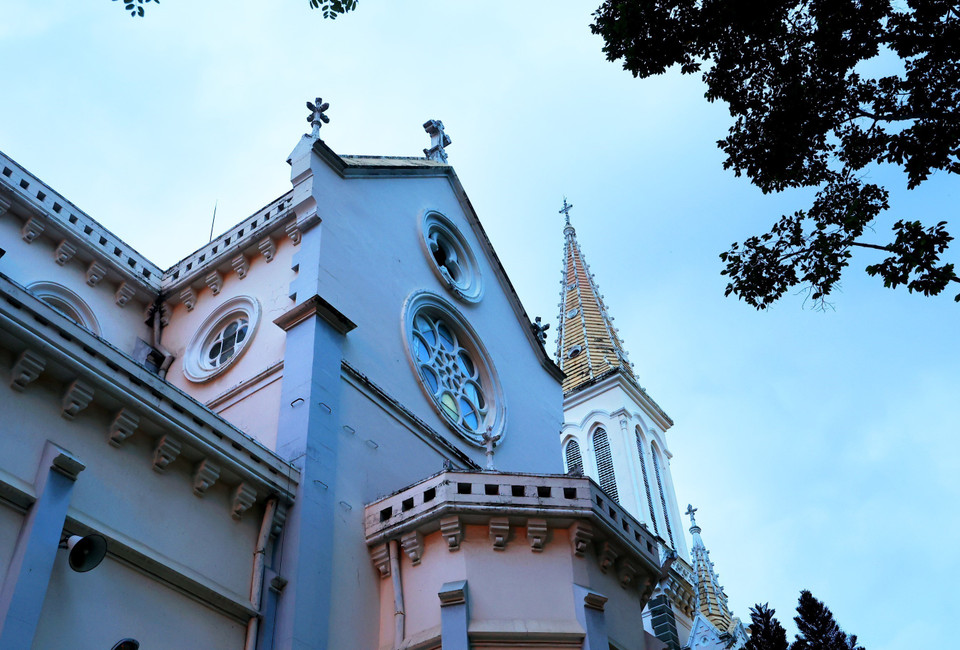 Kiến trúc Gothic bên hông Nhà thờ Huyện Sỹ. (Ảnh: Hồng Đạt/TTXVN)