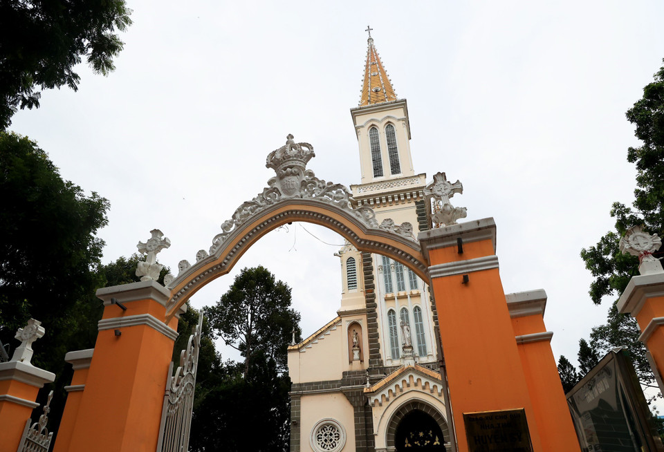 Kiến trúc cổng và mặt tiền Nhà thờ Huyện Sỹ. (Ảnh: Hồng Đạt/TTXVN)