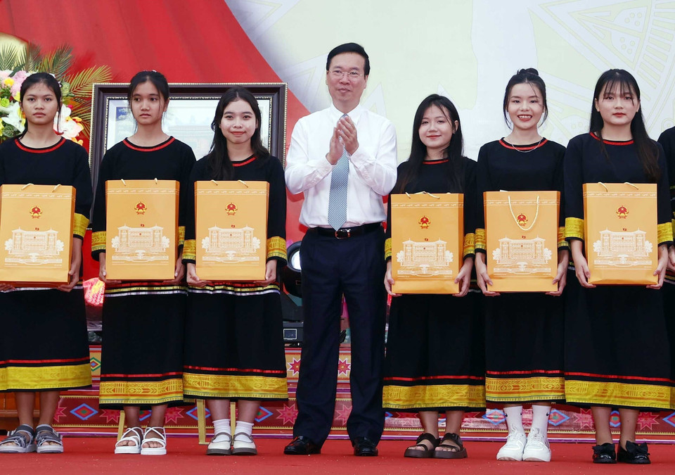 Chủ tịch nước Võ Văn Thưởng tặng quà cho các học sinh có thành tích xuất sắc trong học tập. (Ảnh: Thống Nhất/TTXVN)