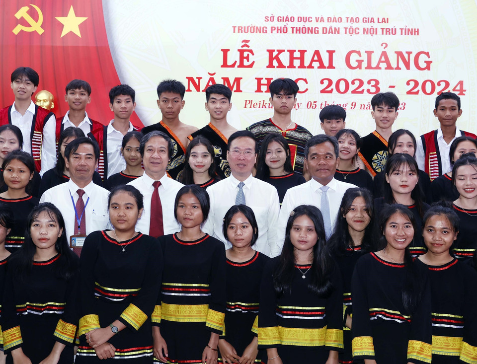 Chủ tịch nước Võ Văn Thưởng với học sinh Trường Phổ thông Dân tộc Nội trú tỉnh Gia Lai. (Ảnh: Thống Nhất/TTXVN)
