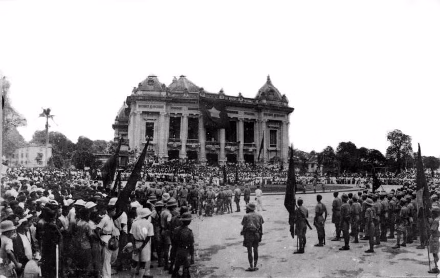 Ngày 19/8/1945, hàng chục vạn quần chúng tiến về quảng trường Nhà hát Lớn Hà Nội dự cuộc míttinh do Việt Minh tổ chức. Sau lời hiệu triệu khởi nghĩa, cuộc míttinh chuyển thành biểu tình tuần hành vũ trang. Quần chúng biểu tình chia thành nhiều đoàn, cùng các đơn vị tự vệ chiến đấu tỏa đi chiếm các cơ quan của chính quyền bù nhìn: Phủ Khâm sai, Tòa Thị chính, Sở cảnh sát, Trại bảo an binh... Cách mạng tháng Tám thành công tại Hà Nội. (Ảnh: Tư liệu TTXVN)