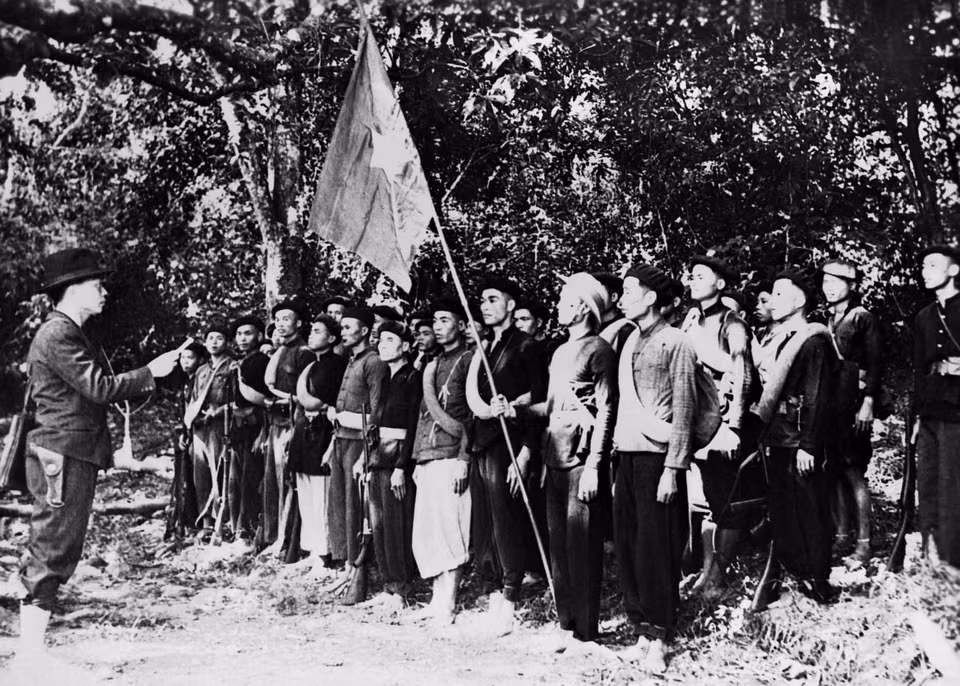 Ngày 22/12/1944, tại khu rừng giữa hai tổng Trần Hưng Đạo và Hoàng Hoa Thám thuộc châu Nguyên Bình, tỉnh Cao Bằng, Đội Việt Nam Tuyên truyền Giải phóng quân - tổ chức tiền thân của Quân đội Nhân dân Việt Nam được thành lập, gồm 34 chiến sỹ, do đồng chí Võ Nguyên Giáp chỉ huy. (Ảnh: Tư liệu TTXVN)