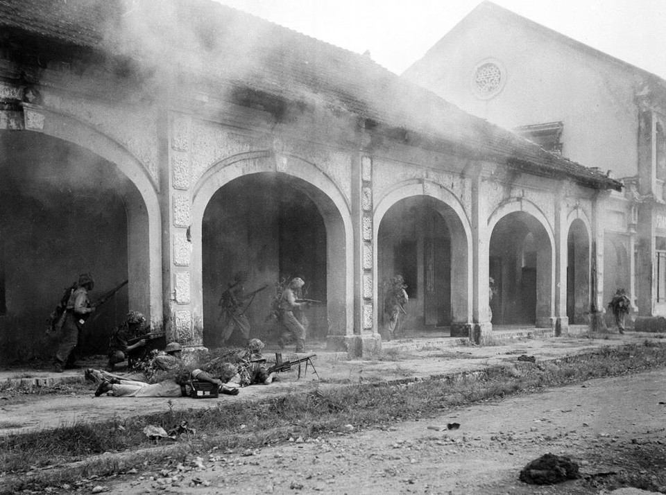 Quân dân Hà Nội chiến đấu trên đường phố trong những ngày đầu Toàn quốc kháng chiến, tháng 12/1946. (Ảnh: TTXVN)