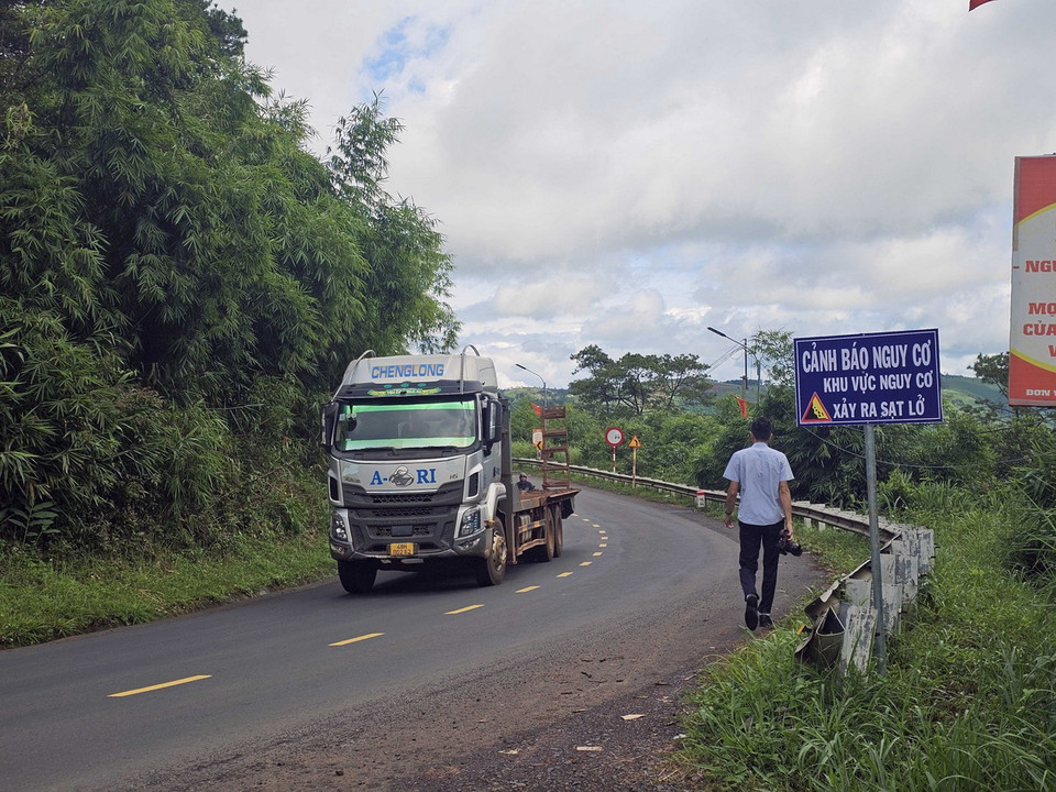 Ngành chức năng gắn bảng cảnh báo người và phương tiện di chuyển qua khu vực sạt. (Ảnh: Ngọc Minh/TTXVN)