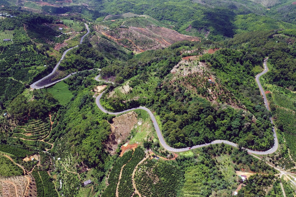 Đoạn đường sạt lở nhỏ hẹp, nhiều khúc cua gấp, dễ xảy ra tai nạn giao thông. (Ảnh: Ngọc Minh/TTXVN)