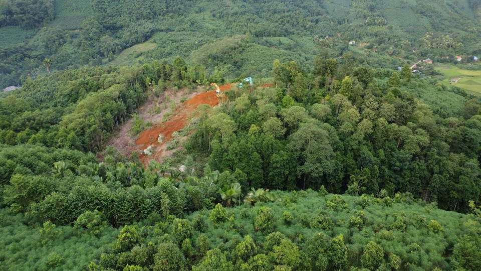 Khu tái định cư cho người dân thôn Làng Nủ đang được triển khai san lấp mặt bằng, phấn đấu hoàn thành xây xong trước 31/12/2024. (Ảnh: Hoàng Hiếu/TTXVN)