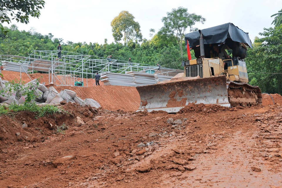 Các phương tiện máy móc được sử dụng để đẩy nhanh tiến độ thi công, sớm bàn giao nhà cho người dân thôn Làng Nủ. (Ảnh: Hoàng Hiếu/TTXVN)