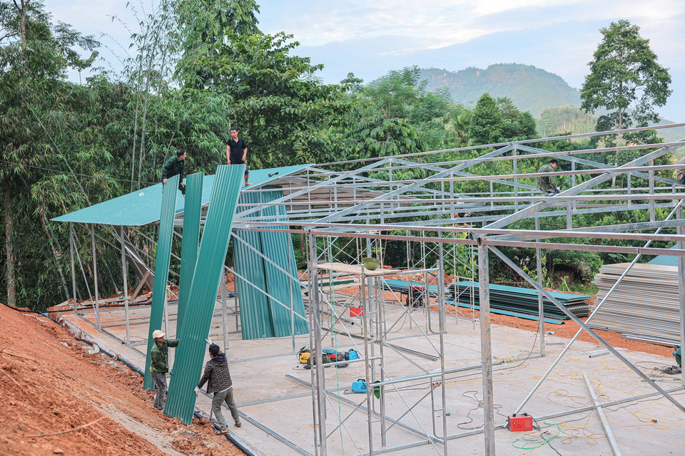 25 căn nhà đang được các đơn vị thi công gấp rút hoàn thành để sớm có chỗ ở cho người dân thôn Làng Nủ. (Ảnh: Hoàng Hiếu/TTXVN)