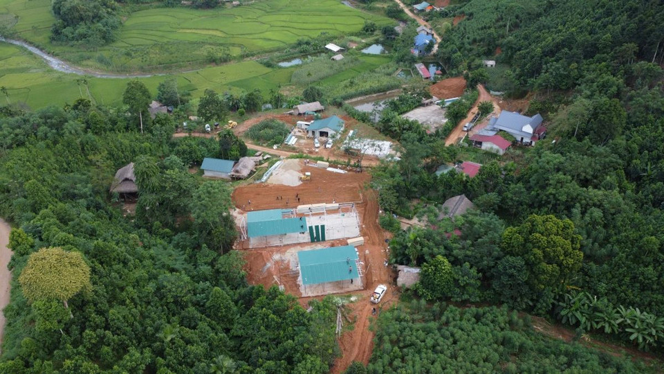 Khu vực xây dựng nhà tạm cho người dân thôn Làng Nủ tại nền nhà văn hóa cũ của thôn. (Ảnh: Hoàng Hiếu/TTXVN)