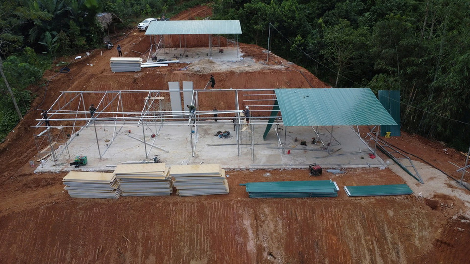 25 căn nhà đang được gấp rút thi công xây lắp để hoàn thành và bàn giao trong ngày 21/9. (Ảnh: Hoàng Hiếu/TTXVN)