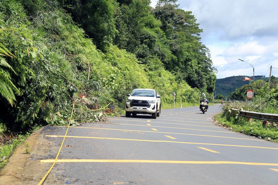 Đoạn đường sạt lở nhỏ hẹp, nhiều khúc cua gấp, dễ xảy ra tai nạn giao thông. (Ảnh: Ngọc Minh/TTXVN)