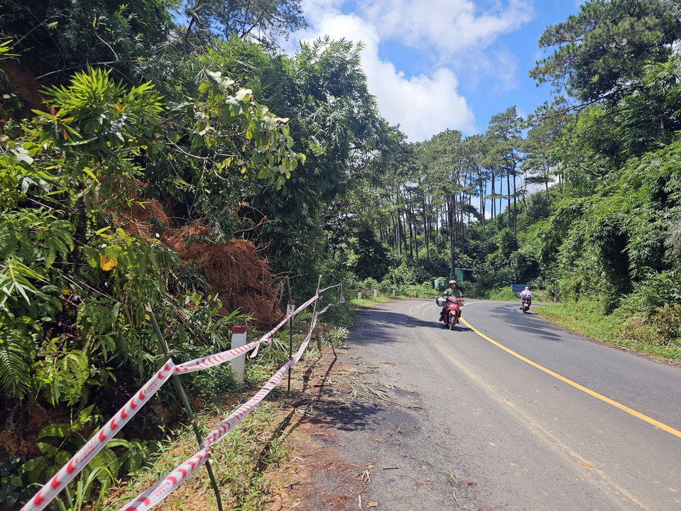 Ngành chức năng quây cảnh báo người và phương tiện di chuyển qua khu vực sạt lở. (Ảnh: Ngọc Minh/TTXVN)