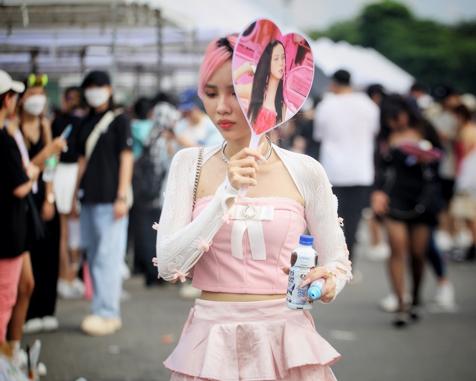 Người hâm mộ diện trang phục theo phong cách của nhóm BlackPink có mặt bên ngoài sân vận động Mỹ Đình từ rất sớm. (Ảnh: Tuấn Đức/TTXVN)