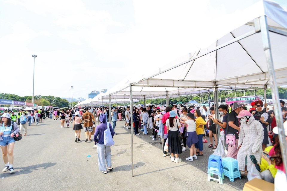 Concert BlackPink bắt đầu vào 19h30, nhưng từ đầu giờ chiều, rất đông người hâm mộ đã có mặt bên ngoài sân vận động quốc gia Mỹ Đình để chờ đến giờ vào sân. (Ảnh: Tuấn Đức/TTXVN)