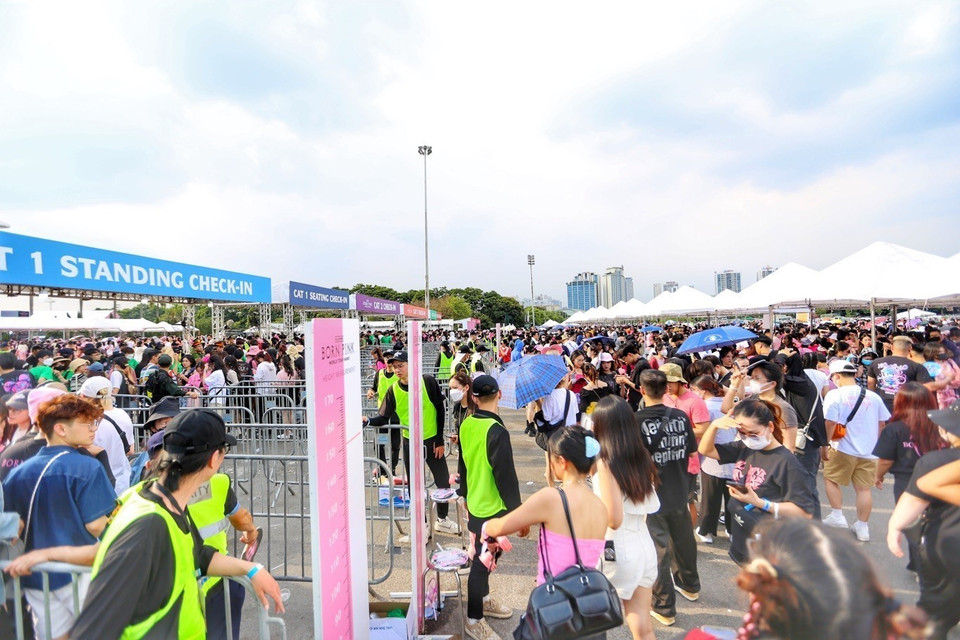 Rất đông người hâm mộ nhóm nhạc BlackPink có mặt bên ngoài sân từ khá sớm. (Ảnh: Tuấn Đức/TTXVN)