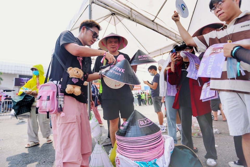 Một số gian hàng bán đồ liên quan tới nhóm nhạc BlackPink tại sân vận động Mỹ Đình. (Ảnh: Tuấn Đức/TTXVN)