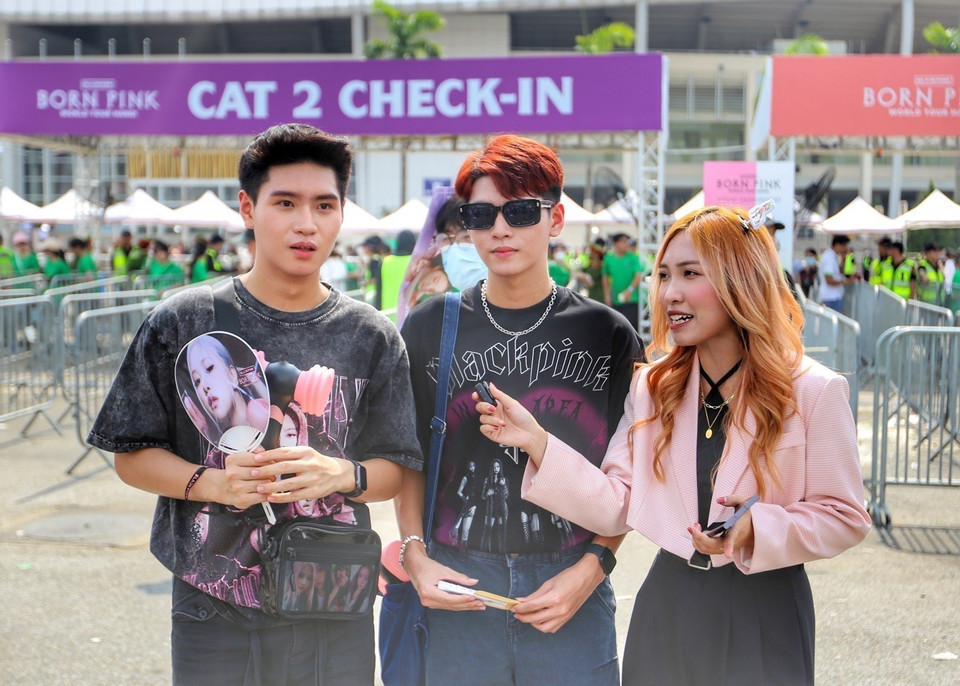 Người hâm mộ của nhóm BlackPink tại sân vận động Mỹ Đình. (Ảnh: Tuấn Đức/TTXVN)