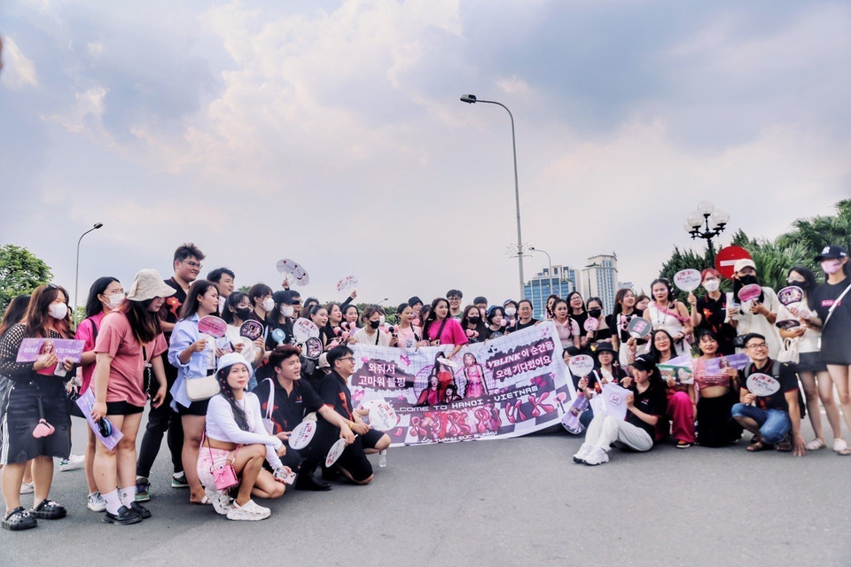 Người hâm mộ nhóm nhạc BlackPink tập trung bên ngoài sân vận động quốc gia Mỹ Đình. Ảnh: Tuấn Đức/TTXVN)