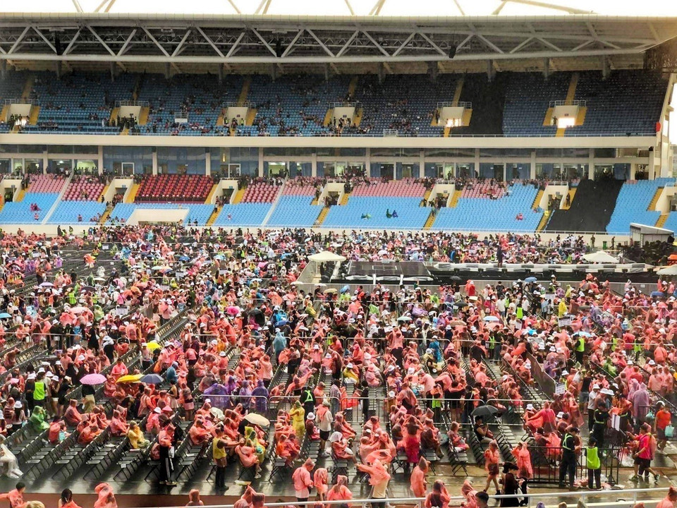 Không khí bên trong sân vận động Mỹ Đình trước giờ biểu diễn. (Ảnh: TTXVN phát)