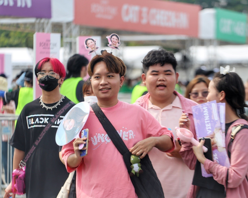 Đông đảo người hâm mộ với trang phục mang phong cách của nhóm BlackPink đổ về sân vận động Mỹ Đình từ rất sớm. (Ảnh: Tuấn Đức/TTXVN)