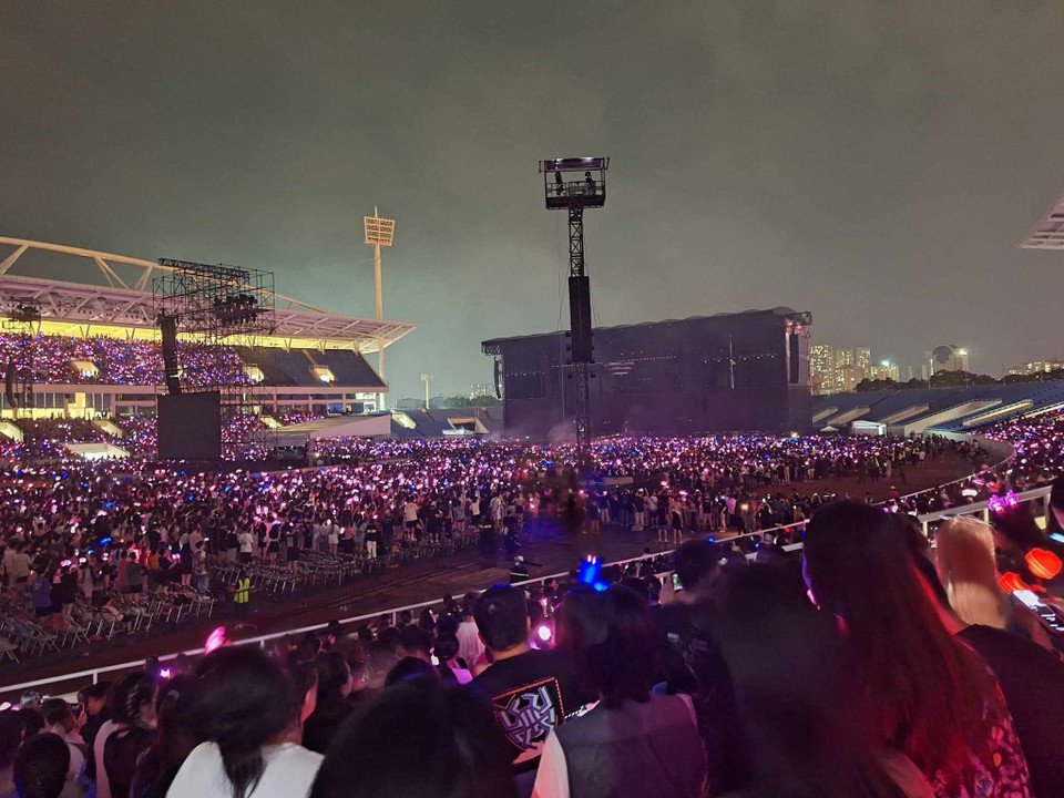 Sôi động chương trình biểu diễn của nhóm nhạc BlackPink tại Sân vận động Mỹ Đình. (Ảnh: Thanh Loan/TTXVN)