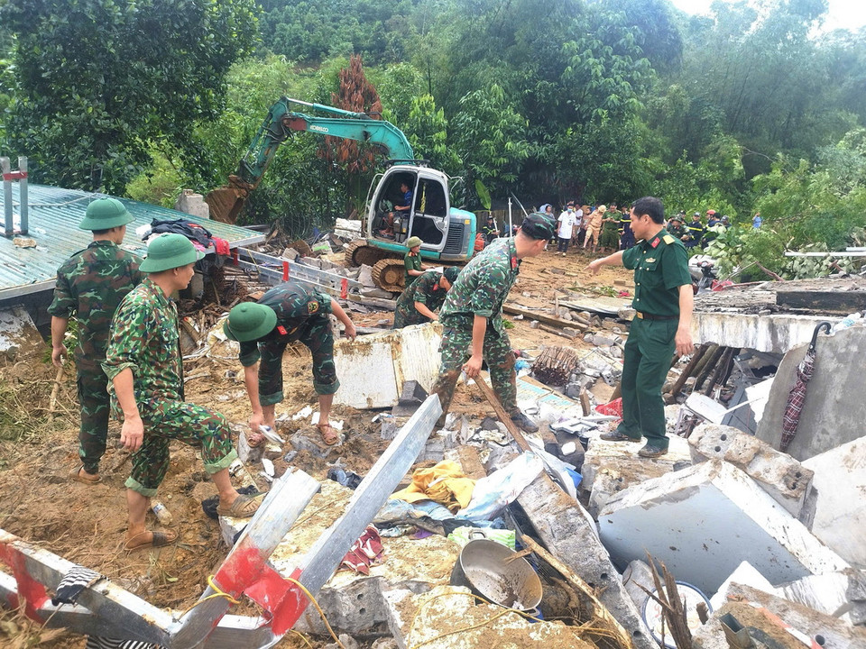 Cán bộ, chiến sỹ Trung đoàn 877 (Bộ Chỉ huy Quân sự tỉnh Hà Giang) khẩn trương thực hiện công tác cứu nạn cứu hộ vụ sạt lở nghiêm trọng tại huyện Bắc Quang. (Ảnh: TTXVN phát)