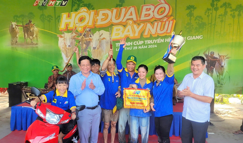 Ban tổ chức trao giải Nhất cho đôi bò mang số đeo 52 của ông Lê Văn Mới, ngụ phường An Phú, thị xã Tịnh Biên. (Ảnh: Công Mạo/TTXVN)