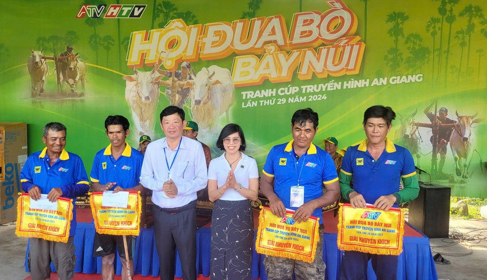 Ông Lâm Văn Bá, Phó Chủ tịch UBND thị xã Tịnh Biên trao giải Khuyến khích cho 4 đôi bò lọt vào vòng Tứ kết. (Ảnh: Công Mạo/TTXVN)