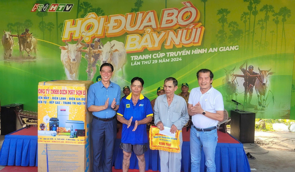 Ban tổ chức trao giải Nhì cho đôi bò mang số đeo 24 của ông Nguyễn Văn Cưng, ngụ phường An Phú, thị xã Tịnh Biên. (Ảnh: Công Mạo/TTXVN)