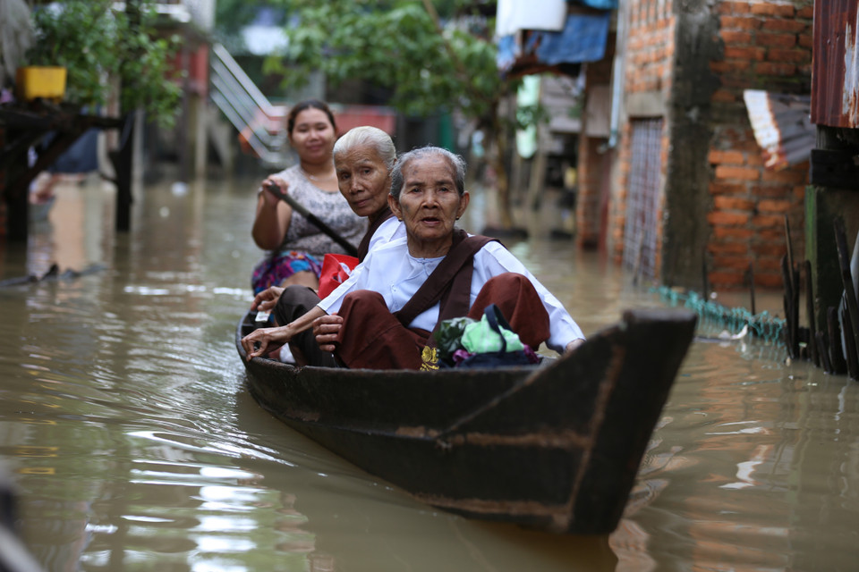 Người dân sơ tán tránh lũ tại Hpa-an, thủ phủ bang Kayin, Myanmar ngày 24/7. (Ảnh: THX/TTXVN)