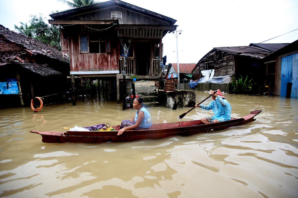 Người dân sơ tán tránh lũ tại Hpa-an, thủ phủ bang Kayin, Myanmar ngày 24/7. (Ảnh: THX/TTXVN)