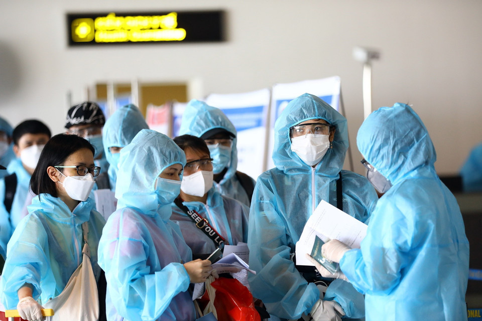 Hành khách trải qua một chuyến bay dài 5 tiếng đồng hồ. (Ảnh: Huy Hùng/TTXVN)