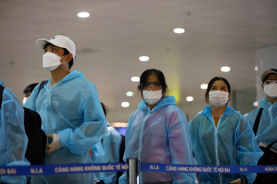 Hành khách là người lớn tuổi mệt mỏi nhưng phấn khởi sau chuyến đi kéo dài 5h đồng hồ. (Ảnh: Huy Hùng/TTXVN)