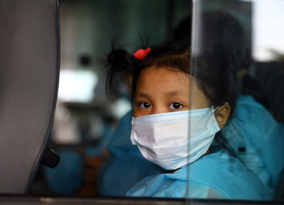 Hành khách nếu có kết quả lần hai âm tính, sẽ được phép di chuyển về nơi cư trú, tự cách ly đến khi đủ 14 ngày. (Ảnh: Huy Hùng/TTXVN)