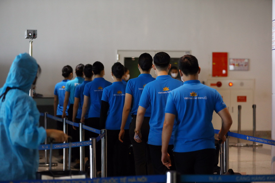 Đối với phi hành đoàn, toàn bộ thành viên sau khi trở về Việt Nam cũng được kiểm tra sức khỏe và tổ chức cách ly. (Ảnh: Huy Hùng/TTXVN)