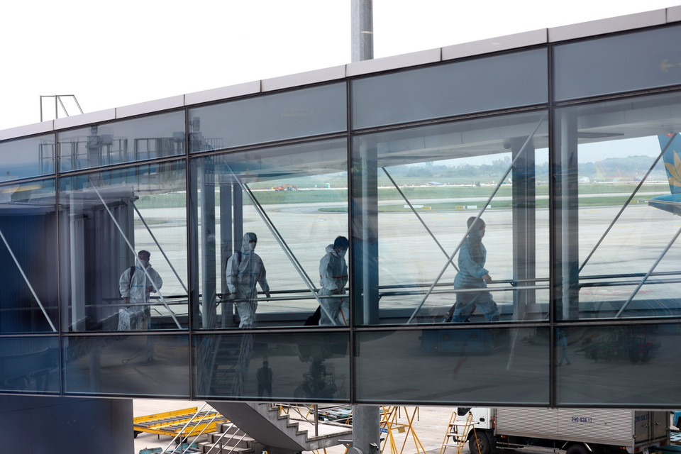 Những hành khách đầu tiên rời máy bay. (Ảnh: Huy Hùng/TTXVN)