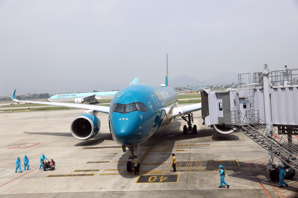 Trưa 25/9, chuyến bay mang số hiệu VN417 của Vietnam Airlines khởi hành từ thủ đô Seoul (Hàn Quốc) đã hạ cánh an toàn tại sân bay Nội Bài. (Ảnh: Huy Hùng/TTXVN)