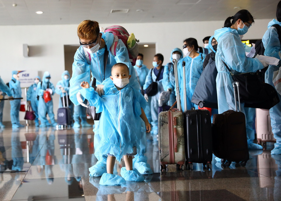 Nhiều em nhỏ theo bố mẹ về nước. Chuyến bay kéo dài hơn 5 giờ đồng hồ khiến nhiều hành khách mệt mỏi nhưng ai cũng phấn khởi vì sau bao ngày chờ đợi đã được về nước. (Ảnh: Huy Hùng/TTXVN)