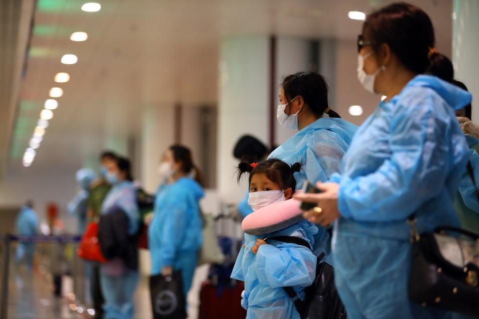 Nhiều trẻ em trên chuyến bay trở về Việt Nam. (Ảnh: Huy Hùng/TTXVN)