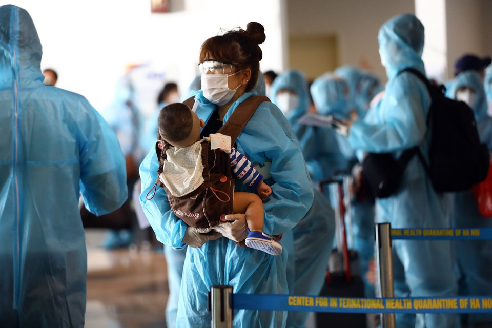 Trên chuyến bay có nhiều trẻ nhỏ đi cùng gia đình trở về Việt Nam. (Ảnh: Huy Hùng/TTXVN)