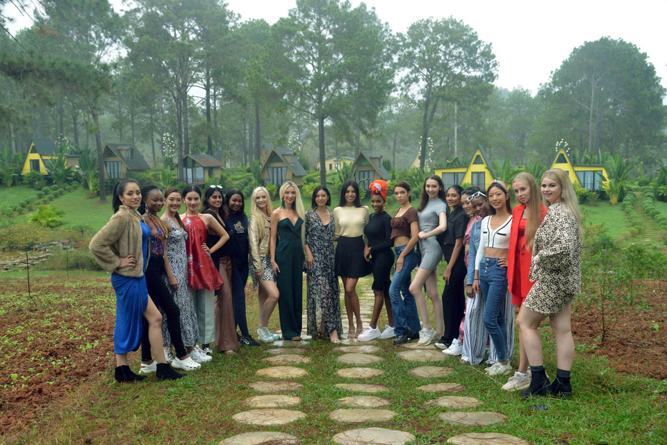 Các thí sinh trải nghiệm tại Khu Du lịch Rừng thông bản Áng. (Ảnh: Quang Quyết/TTXVN)