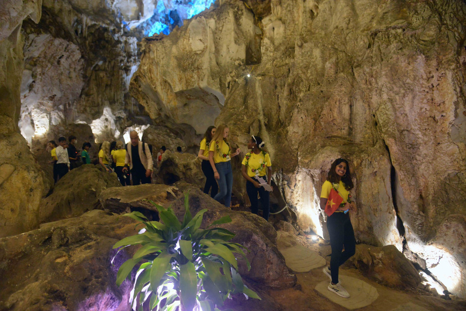 Các thí sinh được trải nghiệm khám phá hang động Chim Thần, một trong những hệ thống hang động đẹp bậc nhất Sơn La với các khối nhũ đá là sự tạo hóa của thiên nhiên, nơi gắn liền với tích truyện con chim thần lâu đời của người Thái xưa. (Ảnh: Quang Quyết/TTXVN)