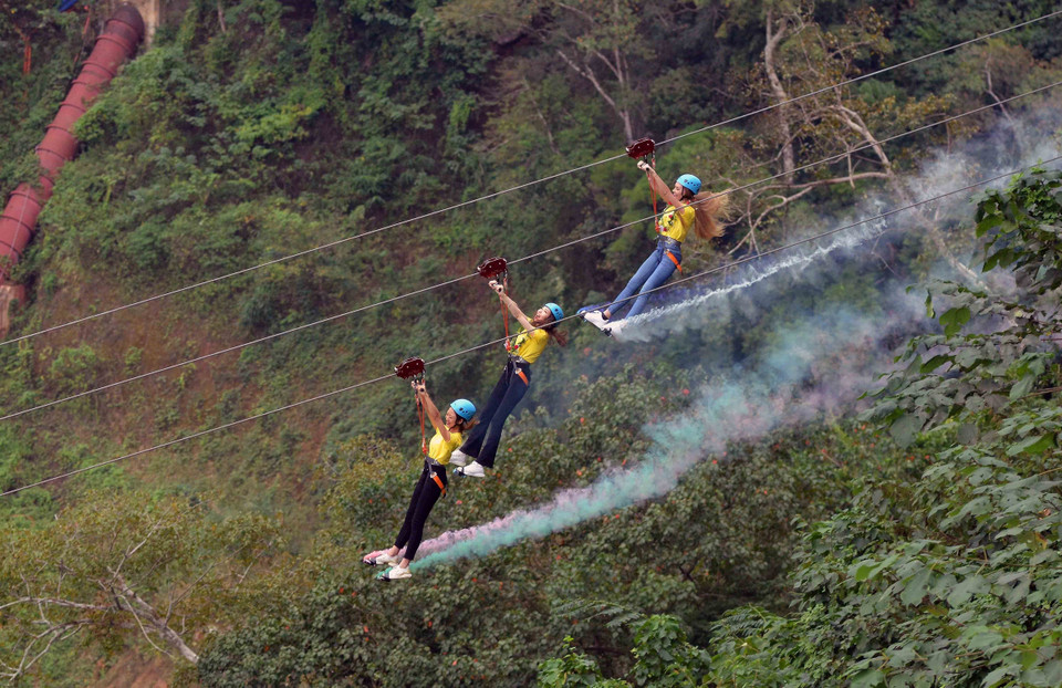 Các thí sinh được trải nghiệm trò chơi mạo hiểm Zipline Sky Tour tại Khu du lịch Mộc Châu Island. (Ảnh: Quang Quyết/TTXVN)