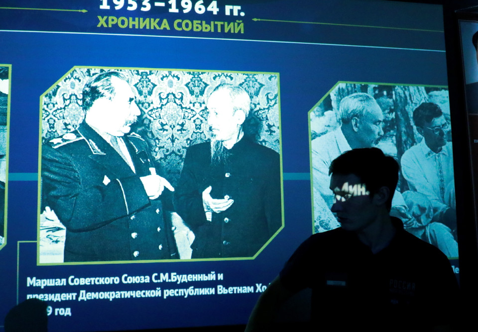 Tại đây, khách tham quan có thể theo dõi toàn bộ những hình ảnh tiêu biểu nhất về lịch sử, đất nước con người Việt Nam, cũng như lịch sử quan hệ hữu nghị hợp tác giữa Việt Nam với Liên Xô trước đây và Liên bang Nga ngày nay. Trong ảnh: Hình ảnh về Chủ tịch Hồ Chí Minh trong những chuyến thăm Liên Xô những năm 1950-1960. (Ảnh: Trần Hiếu/TTXVN)