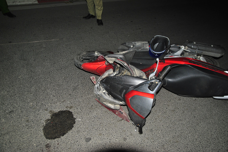 Xe máy biển số 90H3-9712 đã đâm vào đuôi taxi Hải Phòng...