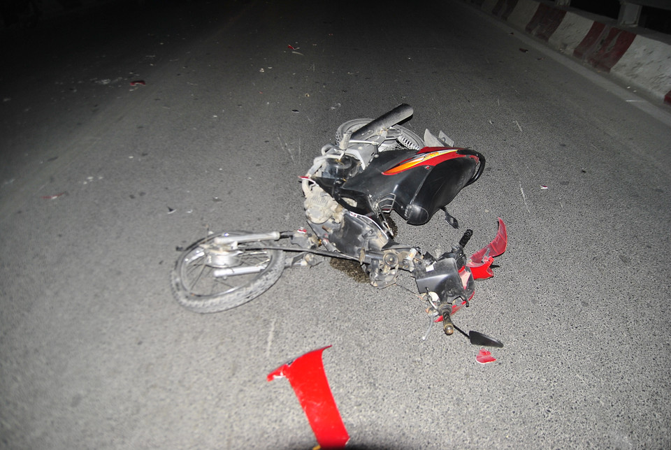 Va chạm mạnh khiến xe máy 29X-38970 bắn ra xa 3m, người điều khiển bất tỉnh (Ảnh: Võ Phương/Vietnam+)